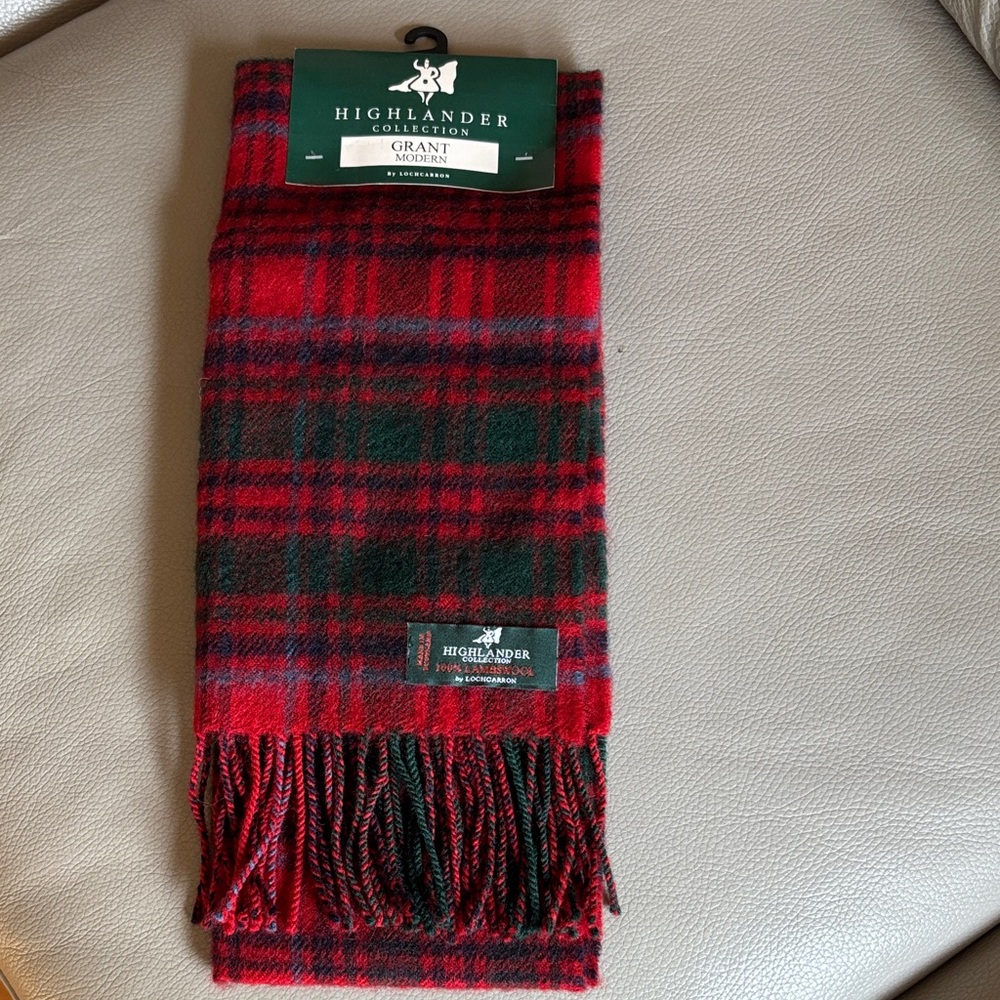 NWT Lochcarron 100% lambswool Highlander Grant Modern scarf. Made in Scotland.